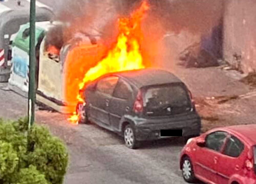 Napoli, rifiuti date alle fiamme, coinvolte anche alcune auto: rabbia tra i residenti