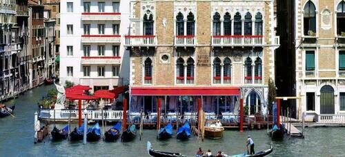 Tragedia a Venezia: turista di 22 anni cade dal quinto piano dell’Hotel Bauer e muore