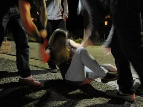 Lignano Sabbiadoro, ragazza denuncia violenza sessuale di gruppo: indagati cinque giovani