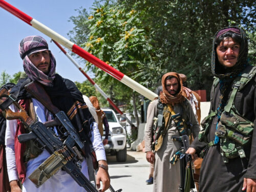 Donne nascoste e fidanzati fasulli per paura dei Talebani: il racconto di un afghano in Italia