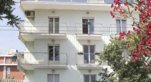 Riccione, 18enne precipita dal balcone dell’hotel che invitava i giovani a bere alcol