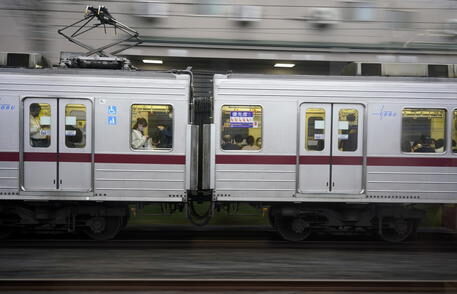 Giappone: attacco con il coltello su un treno di pendolari a Tokyo: 10 feriti