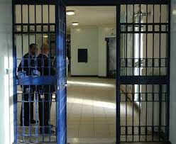 Asti, ai domiciliari con la suocera aggredisce carabiniere per farsi arrestare: “Meglio il carcere”