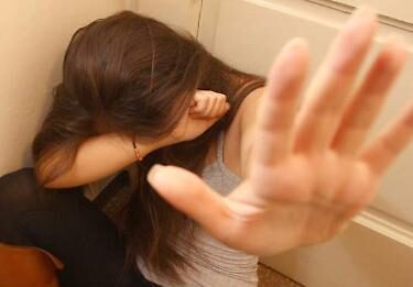 Rovereto: si finge coetaneo sui social e abusa della figlia 16enne della compagna