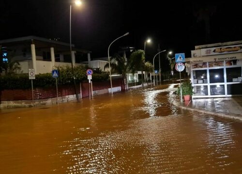 Maltempo oggi a Palermo, pioggia e allagamenti a Partanna-Mondello: le immagini delle auto intrappolate nel fango