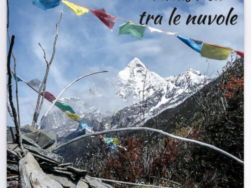 Dopo il bestseller “Rossi fiori del Tibet”, lo scrittore A Lai torna in Italia con il romanzo “Dolore e rinascita tra le nuvole”