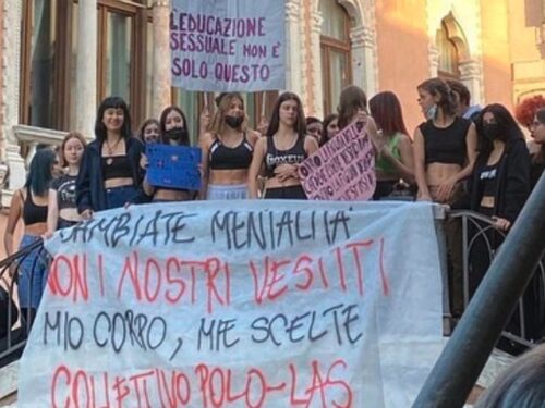 Venezia, professoressa vieta l’uso del top alle liceali: “Distraete i maschi”. Scatta la protesta