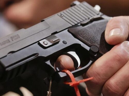 Teramo, compra una pistola e si spara pulendola: morta donna di 33 anni