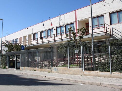 Tragedia a scuola, 14enne cade dalla finestra e muore a Ruvo di Puglia: “Dolore e disperazione”