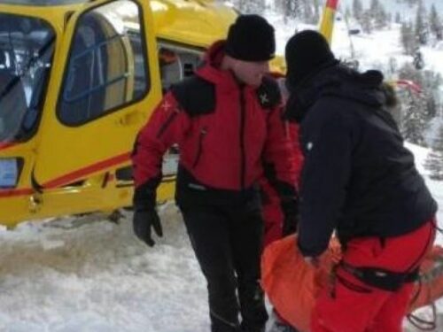 Val d’Aosta, valanga travolge diversi sciatori durante fuoripista: morto ragazzo di 25 anni