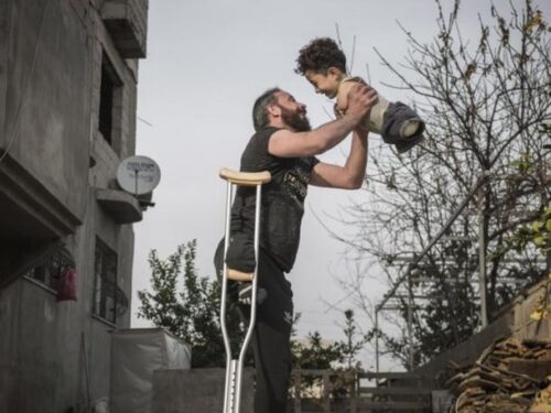 Siria: il padre e il bimbo della foto simbolo in Italia per nuova vita
