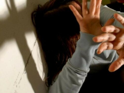 Stupro di Capodanno, intercettazioni shock. Il racconto della ragazza di 16 anni: “Mi hanno presa per il collo. Botte e insulti”