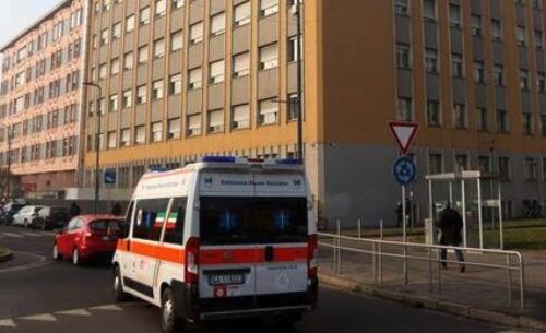 Torino, incinta di 9 mesi si uccide buttandosi dalla finestra mentre è al telefono con una collega