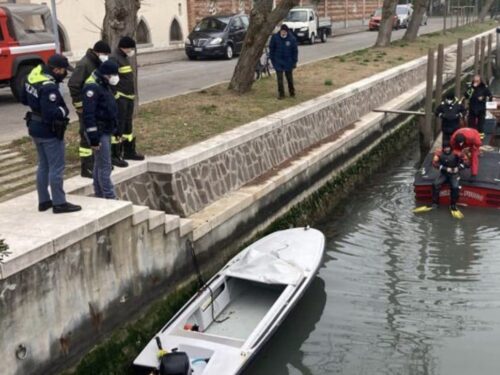 Giallo a Venezia, cadavere affiora dalle acque del Lido: è di un 32enne, indagini in corso