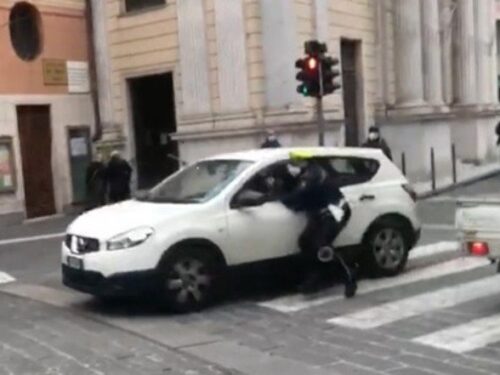 Follia in strada a Rapallo, automobilista fugge all’alt e trascina agente per 20 metri