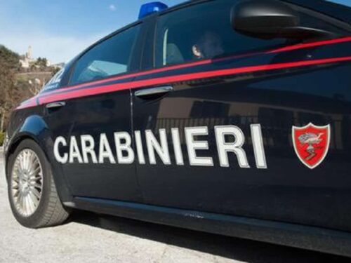 Vercelli, trovato cadavere di una 35enne in un’auto nel canale: il compagno aveva denunciato scomparsa