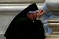 Scandalo Vaticano, suora abusata per anni da un prete: «Mi chiedeva di urinare su di lui»