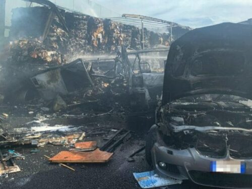 Incidente sull’A1 a Firenze: in fiamme due camion e un’auto, due vittime. Donna morta carbonizzata