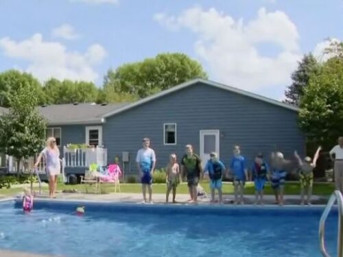 Anziano apre una piscina nel cortile per i bambini del suo quartiere: “così non sarò più solo”