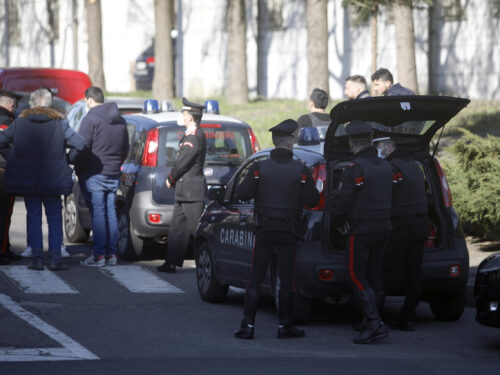 Milano, medico 42enne spara 5 colpi d’arma da fuoco e si barrica in casa per 8 ore prima di arrendersi