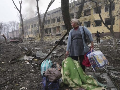 Bombardamenti su un teatro a Mariupol: era rifugio per civili. Accuse reciproche Russia – Ucraina