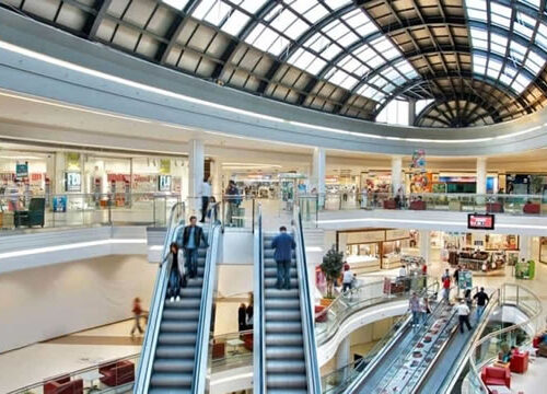 Terrore al centro commerciale: precipita nel vuoto dal primo piano davanti a decine di clienti