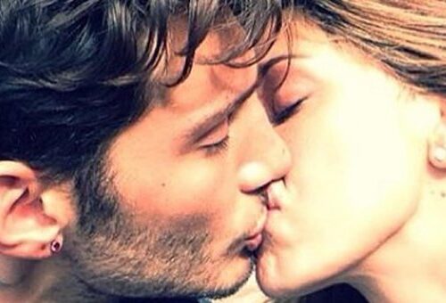 Belen e Stefano De Martino innamorati, bacio appassionato alla luce del sole