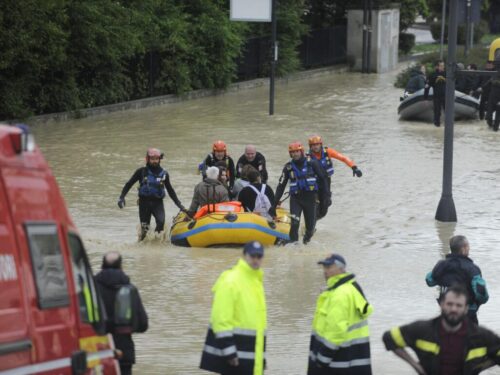 Alluvione Marche, il padre del piccolo Mattia disperso: «Hanno trovato la felpa sul ponte, cercatelo lì»