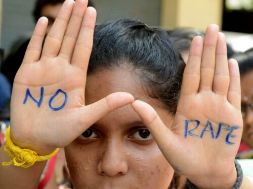 Orrore in India, 12enne in condizioni critiche dopo stupro di gruppo: gli aggressori sono minorenni
