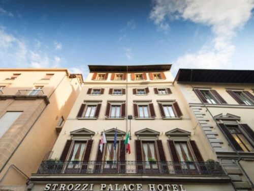 Firenze: distrugge un hotel e ferisce 4 poliziotti per cercare una donna inesistente