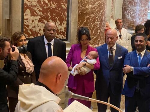 Il Premio Oscar Forest Whitaker a Roma al battesimo in Vaticano di Michele York, figlio dell’attrice Eleonora Pieroni e dello stilista Domenico Vacca